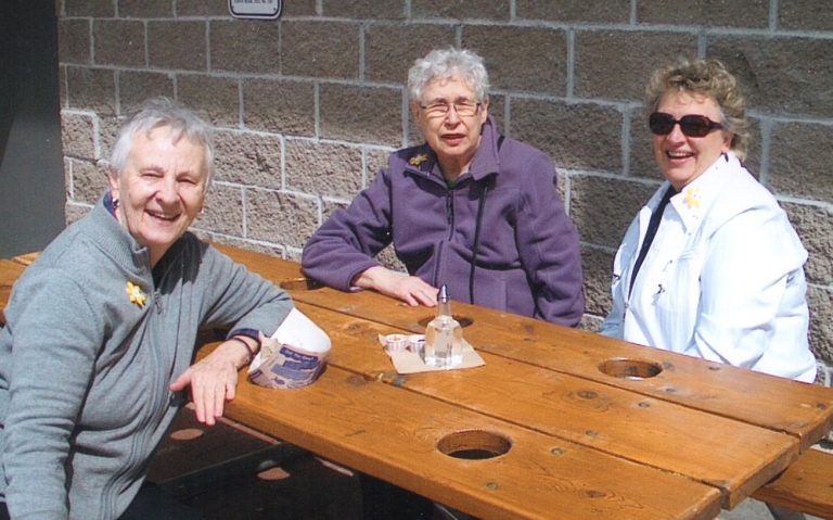 Sandy, Peggy & Louise - Fish & Chips 2013 (2)